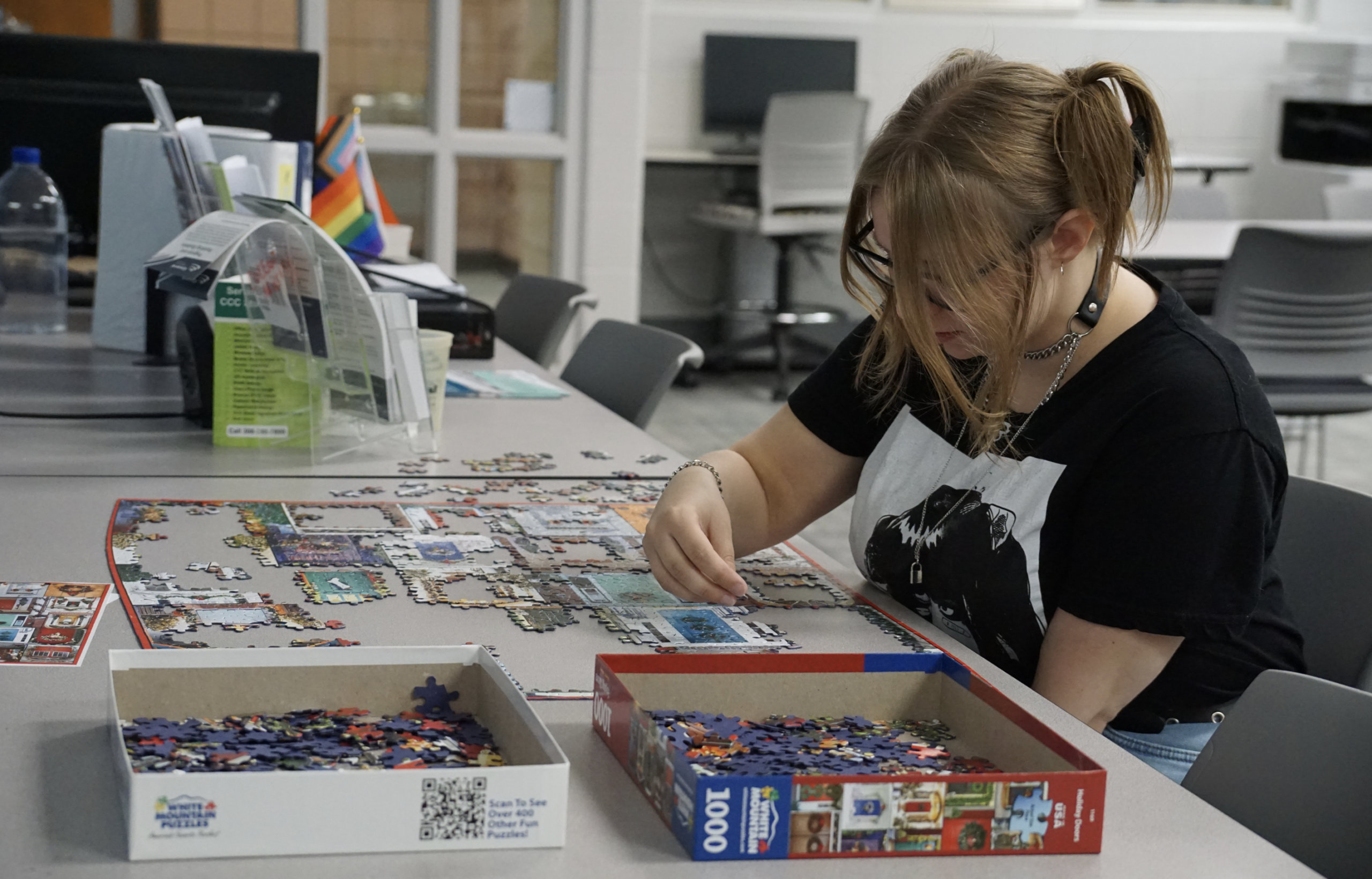 Student putting a puzzle together while visiting the Academic Success Center.